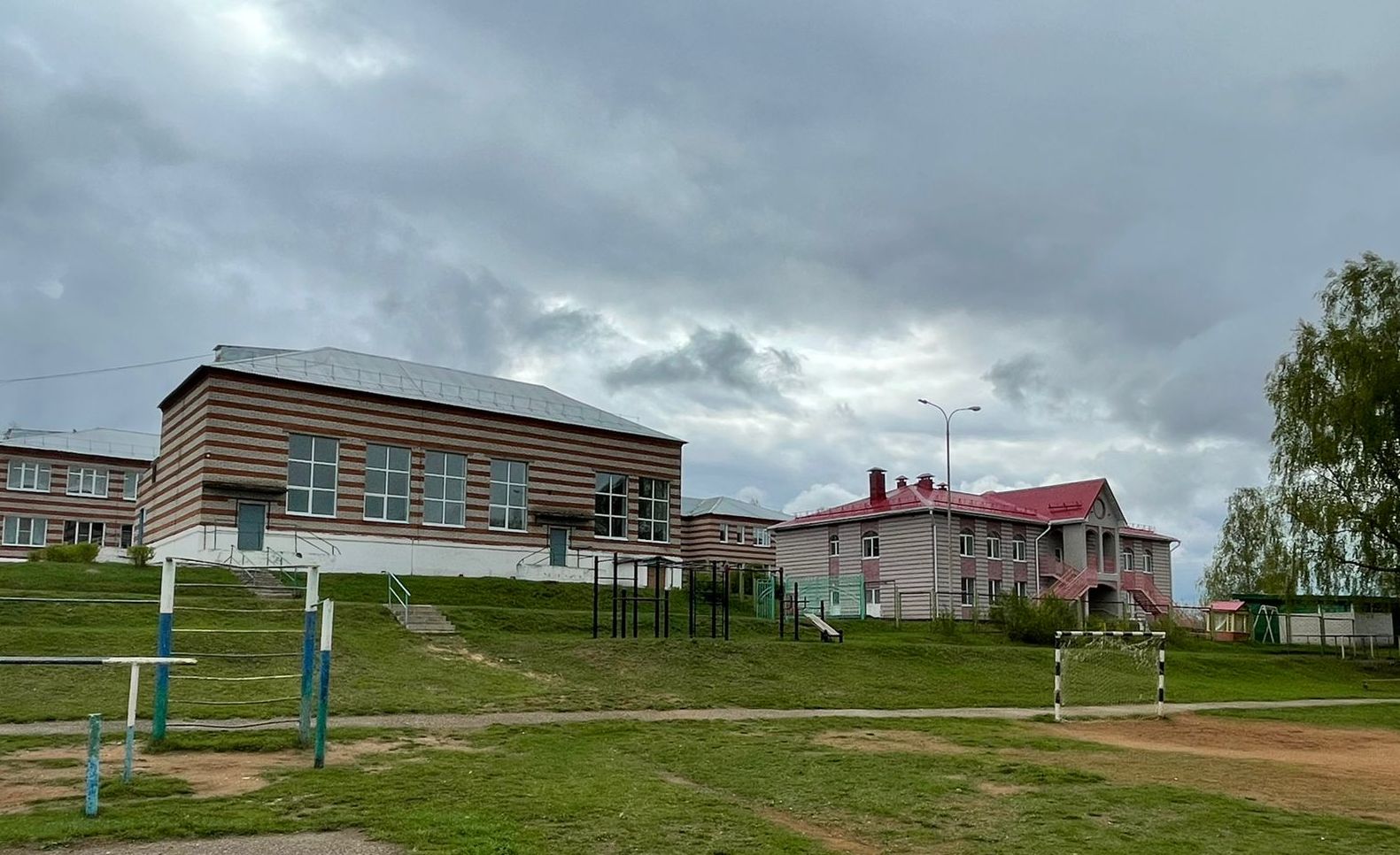 Здания школы и детского сада