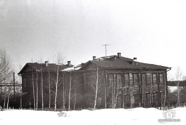 Здание старой,деревянной школы